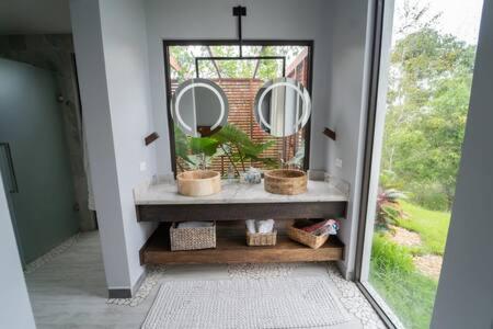 Modern Villa Overlooking Macal River Valley Benque Viejo Del Carmen ภายนอก รูปภาพ